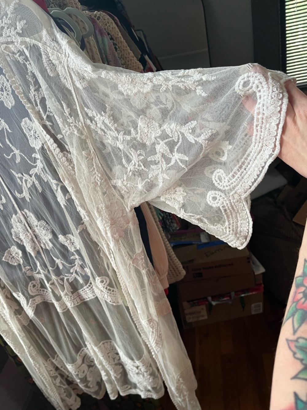 Dizzy Gal Cream Lace Sheer Embroidered Kimono - Picture 4 of 8